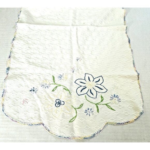 Vintage Embroidered Dresser Scarf Floral Crochet Edge 30x16” Cottage Granny Core - Picture 5 of 10